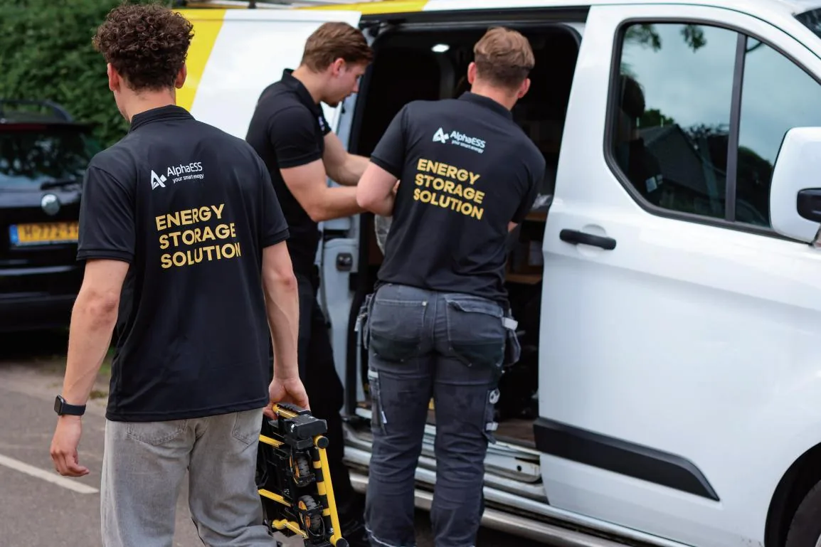 Servicemonteurs van AlphaESS bij hun bus