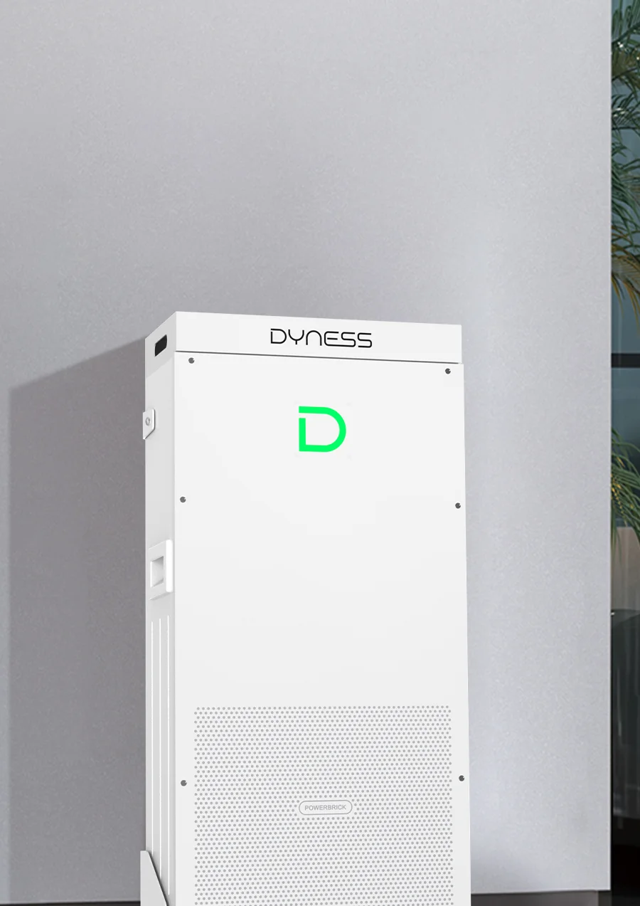 Dyness PowerBrick tegen de gevel van een woning