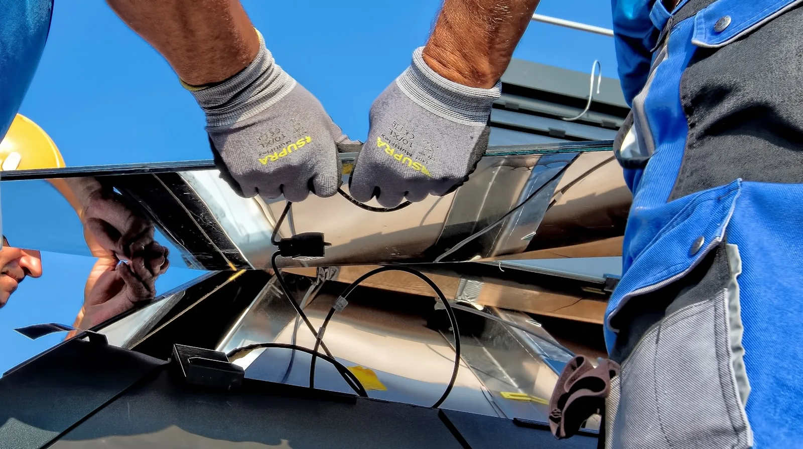 Installateur monteert SolarEdge optimizer en bekabeling