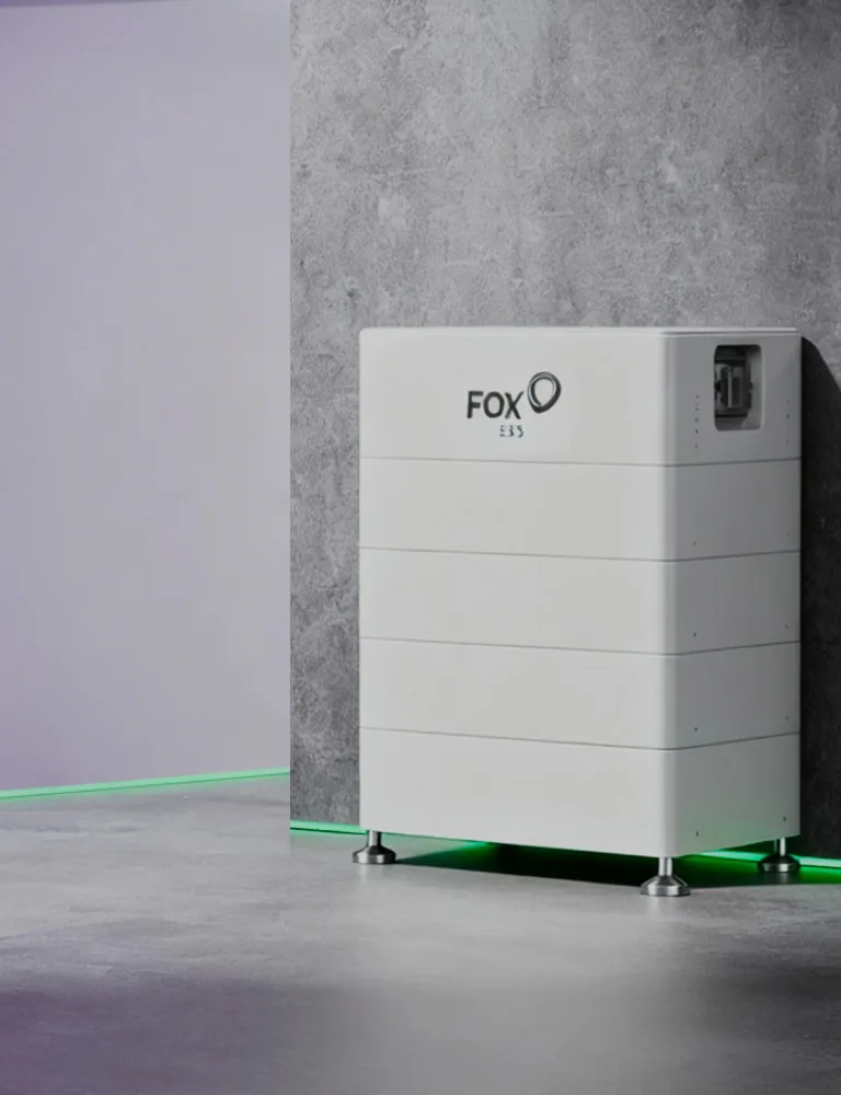 FoxESS CQ7 thuisbatterij: vijf gestapelde modules tegen een betonnen wand