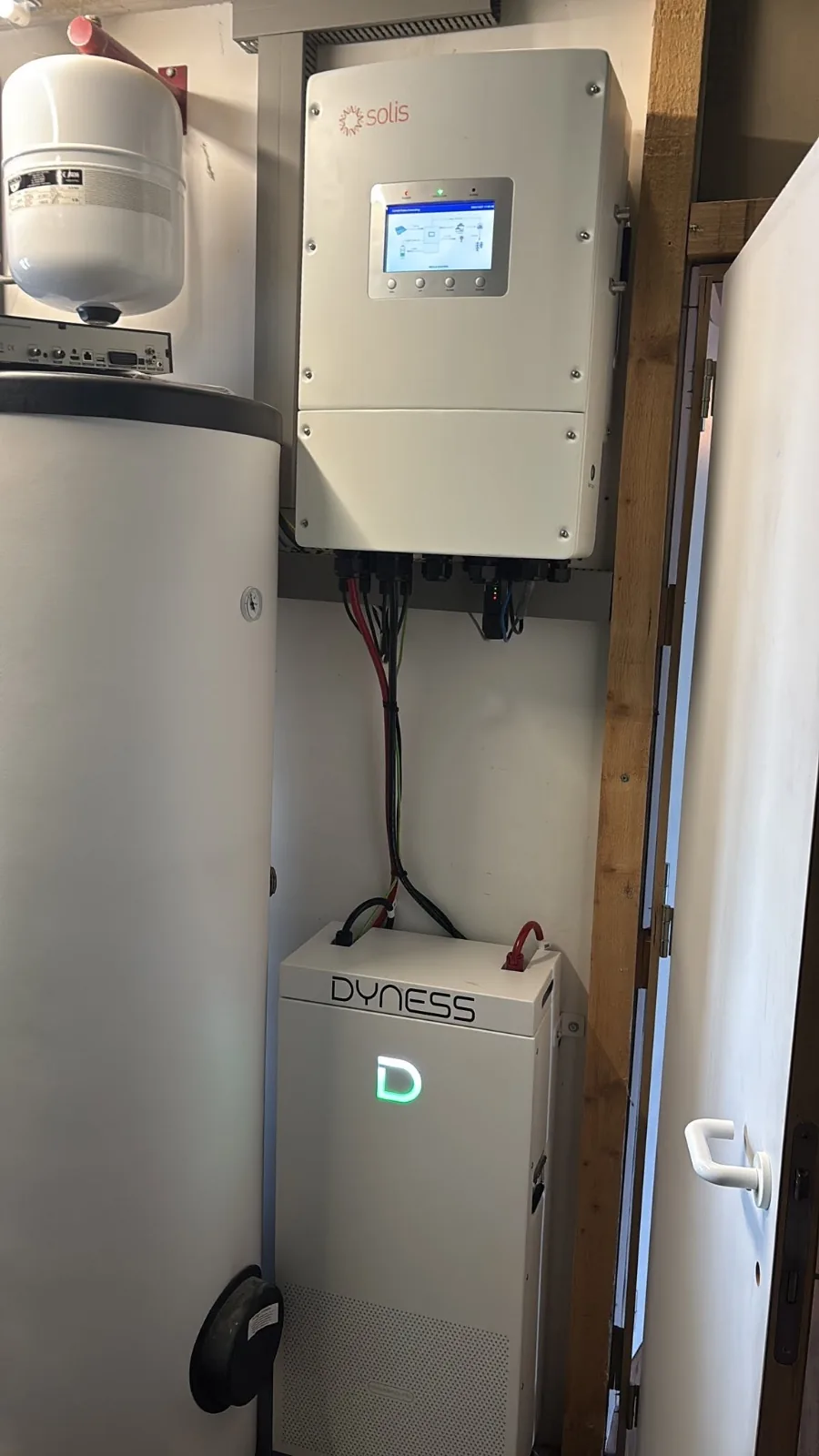 Dyness PowerBrick naast de cv-installatie in de techniekruimte