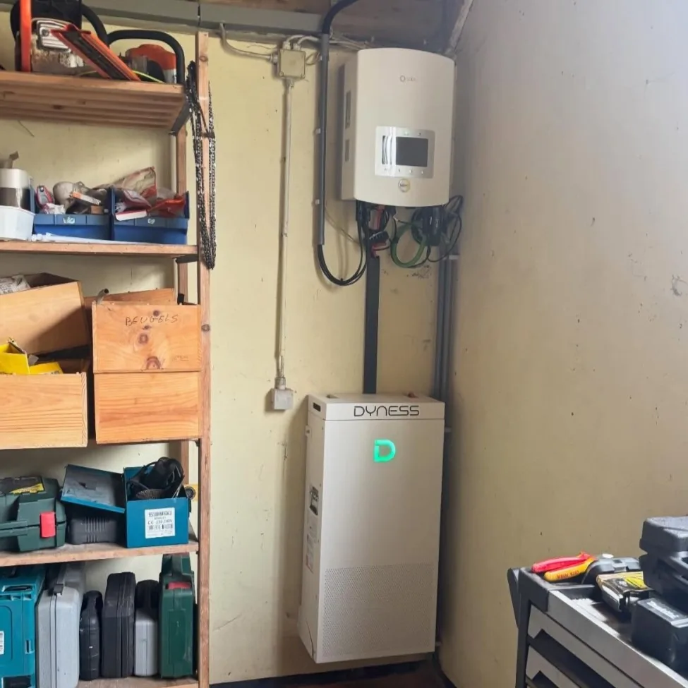 Dyness thuisbatterij in een garage