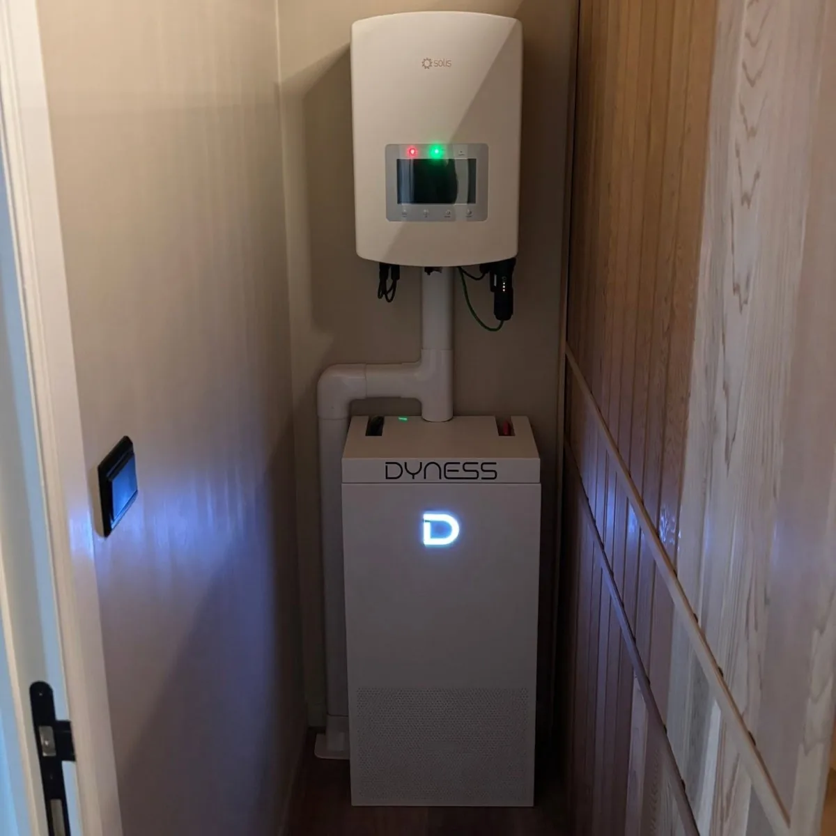 Dyness PowerBrick strak weggewerkt in de hal met Solis-omvormer