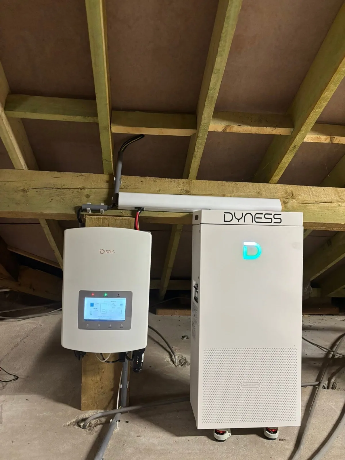 Dyness PowerBrick Pro op zolder gekoppeld aan een Solis-omvormer