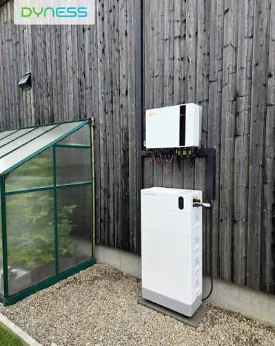 Dyness Tower Pro thuisbatterij in buitenopstelling naast de woning