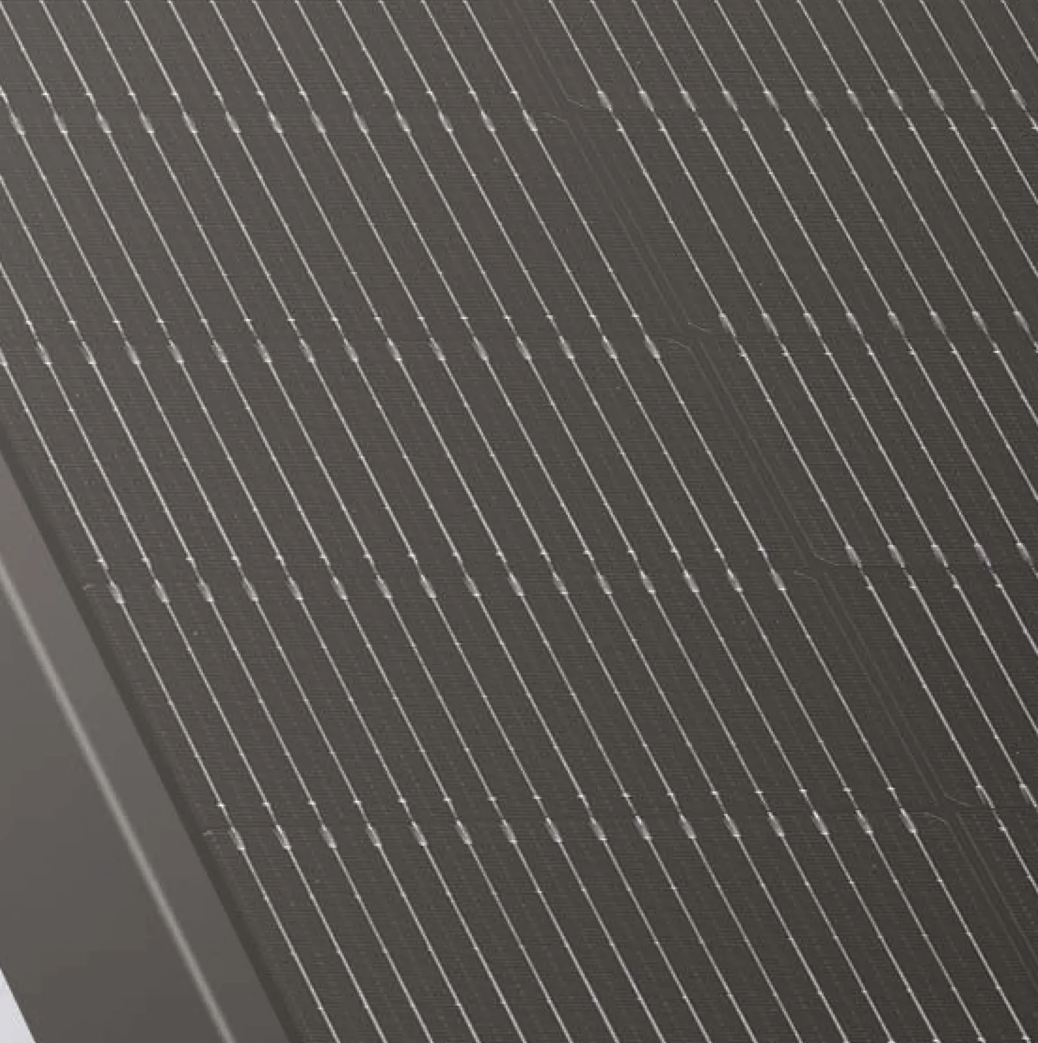 Detail van de cellen en busbars van een n-type zonnepaneel