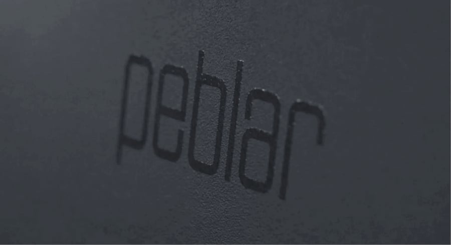 Close-up van het Peblar logo op de laadpaal