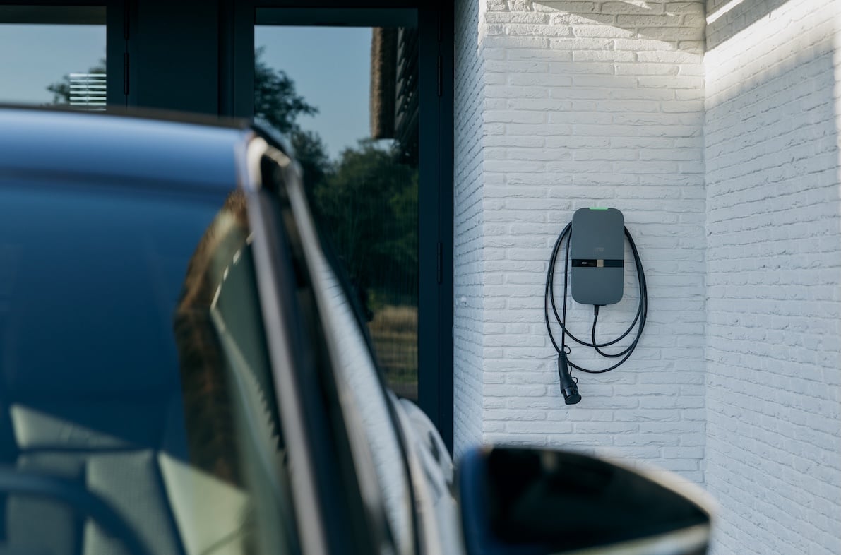 Peblar laadpaal aan een muur