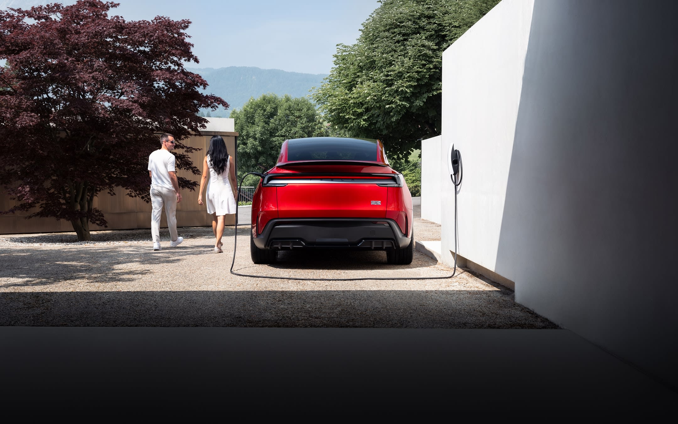Tesla Model Y aan Tesla Wall Connector bij woning
