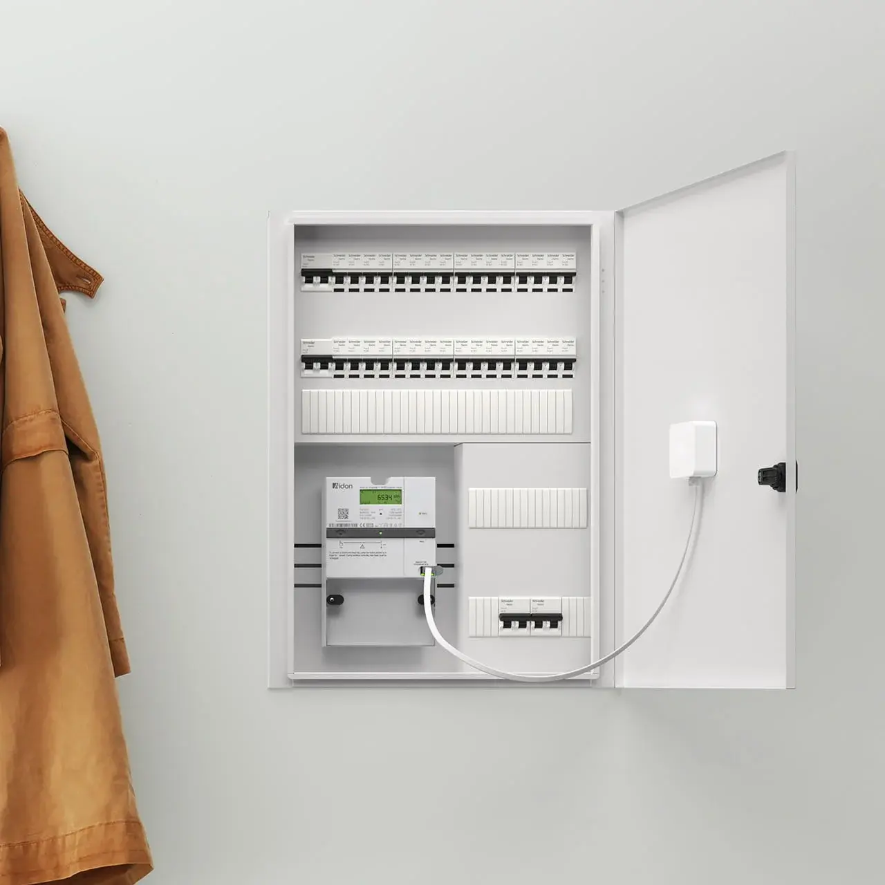 Zaptec Sense P1 loadbalancer aangesloten in de meterkast naast de slimme meter