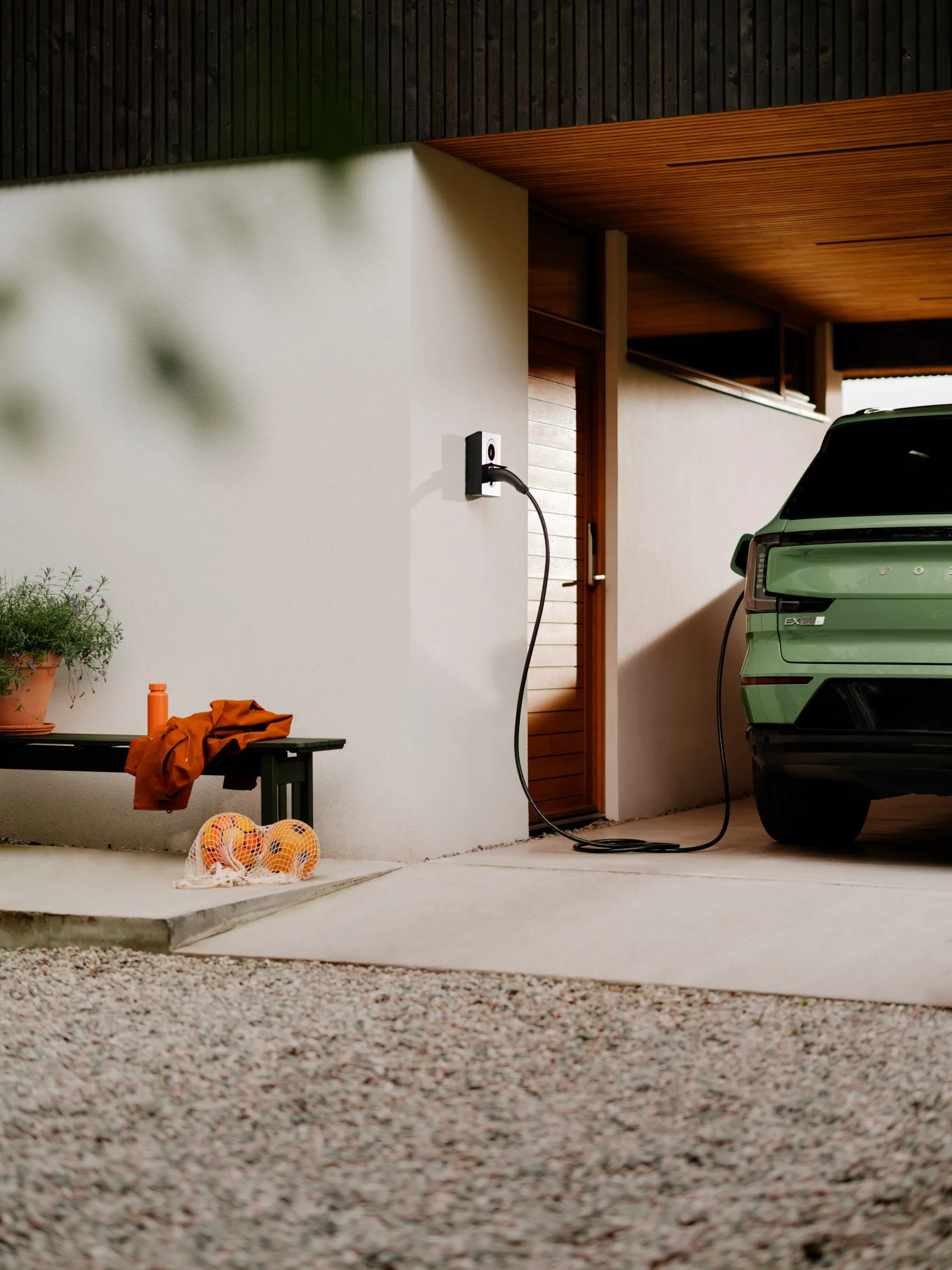 Zaptec Go 2 laadpaal aan de gevel van een woning met elektrische auto