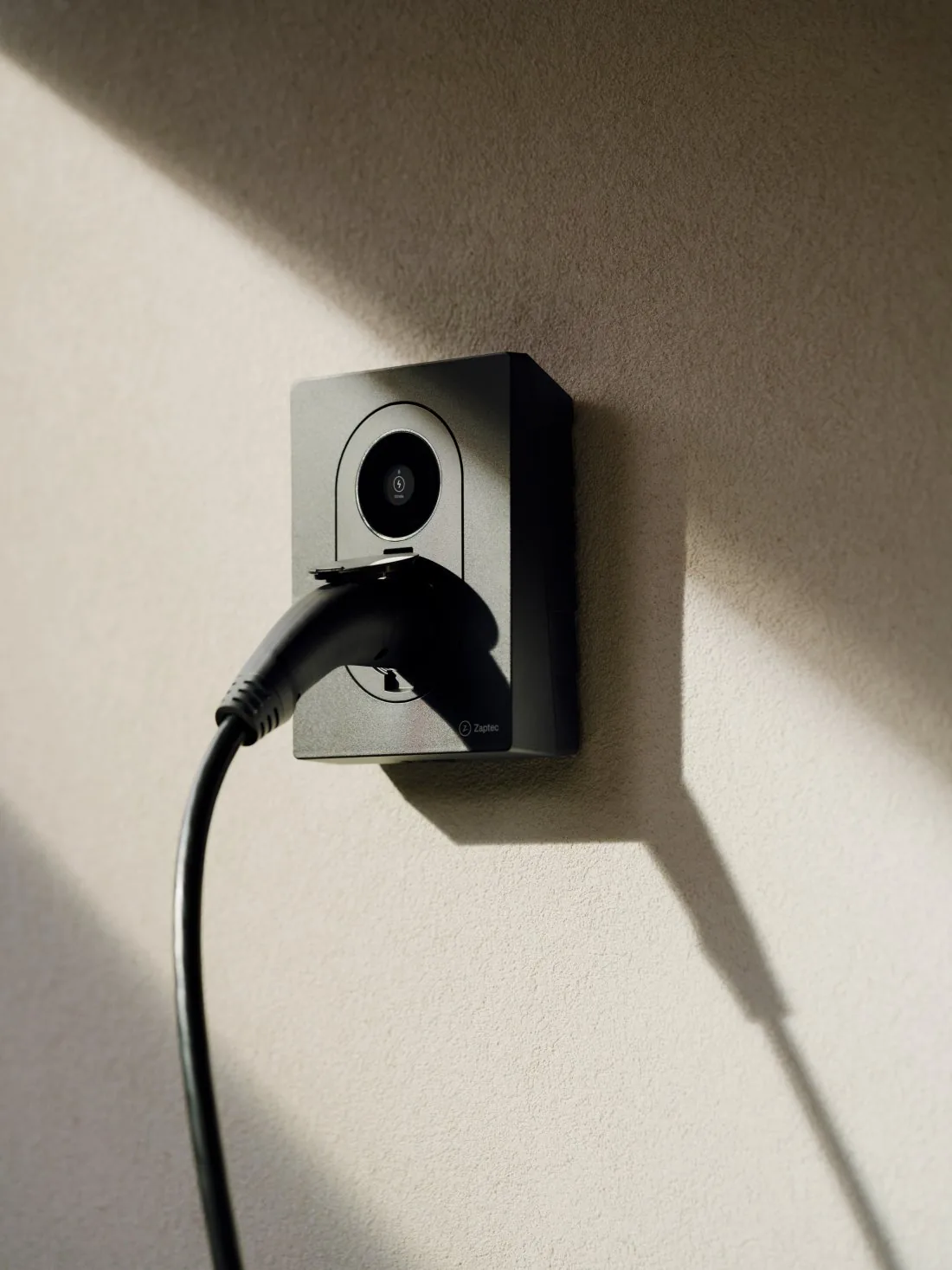 Zaptec Go 2 met ingeplugde laadkabel