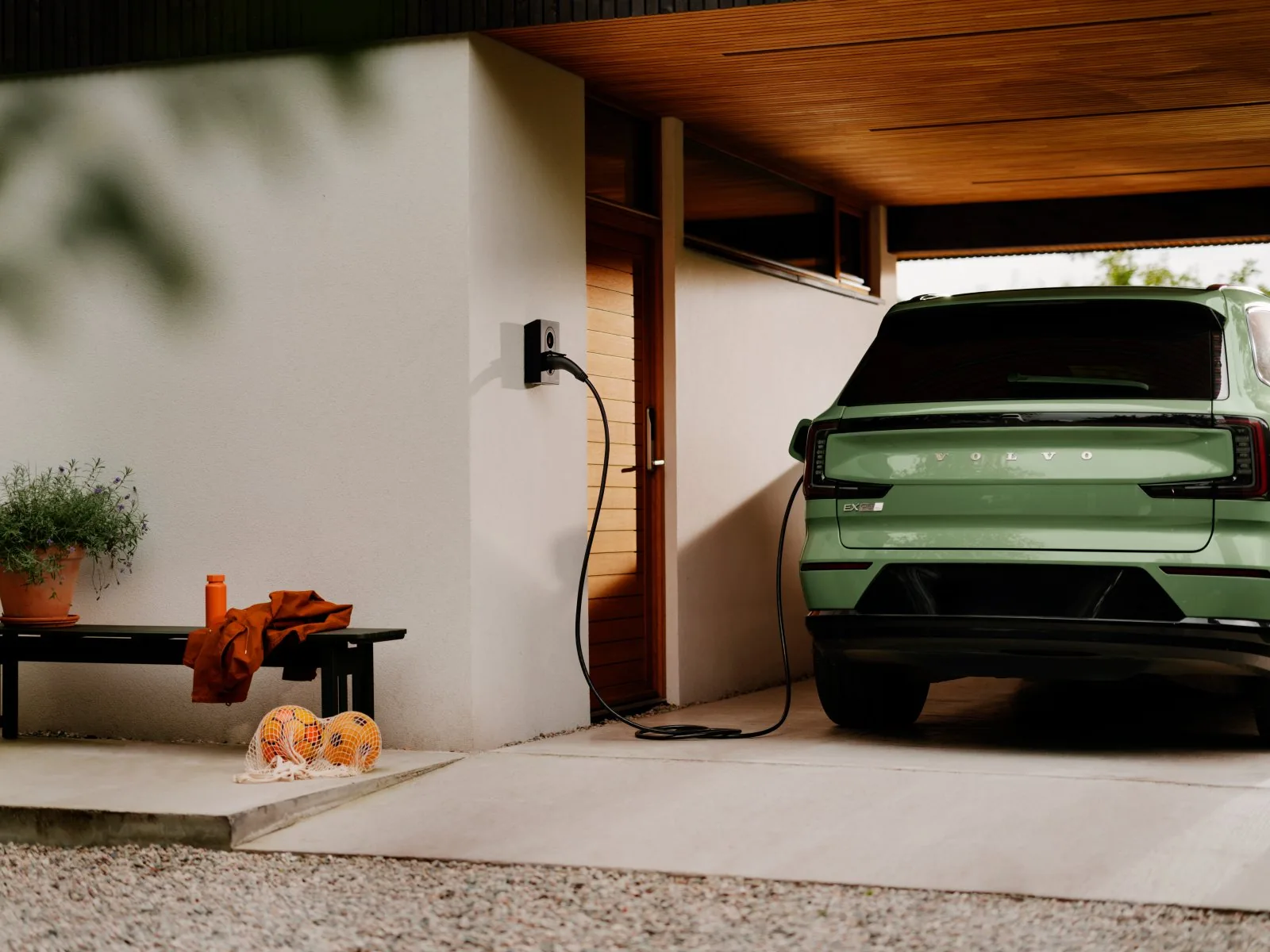 Zaptec Go 2 onder een carport met ladende elektrische auto